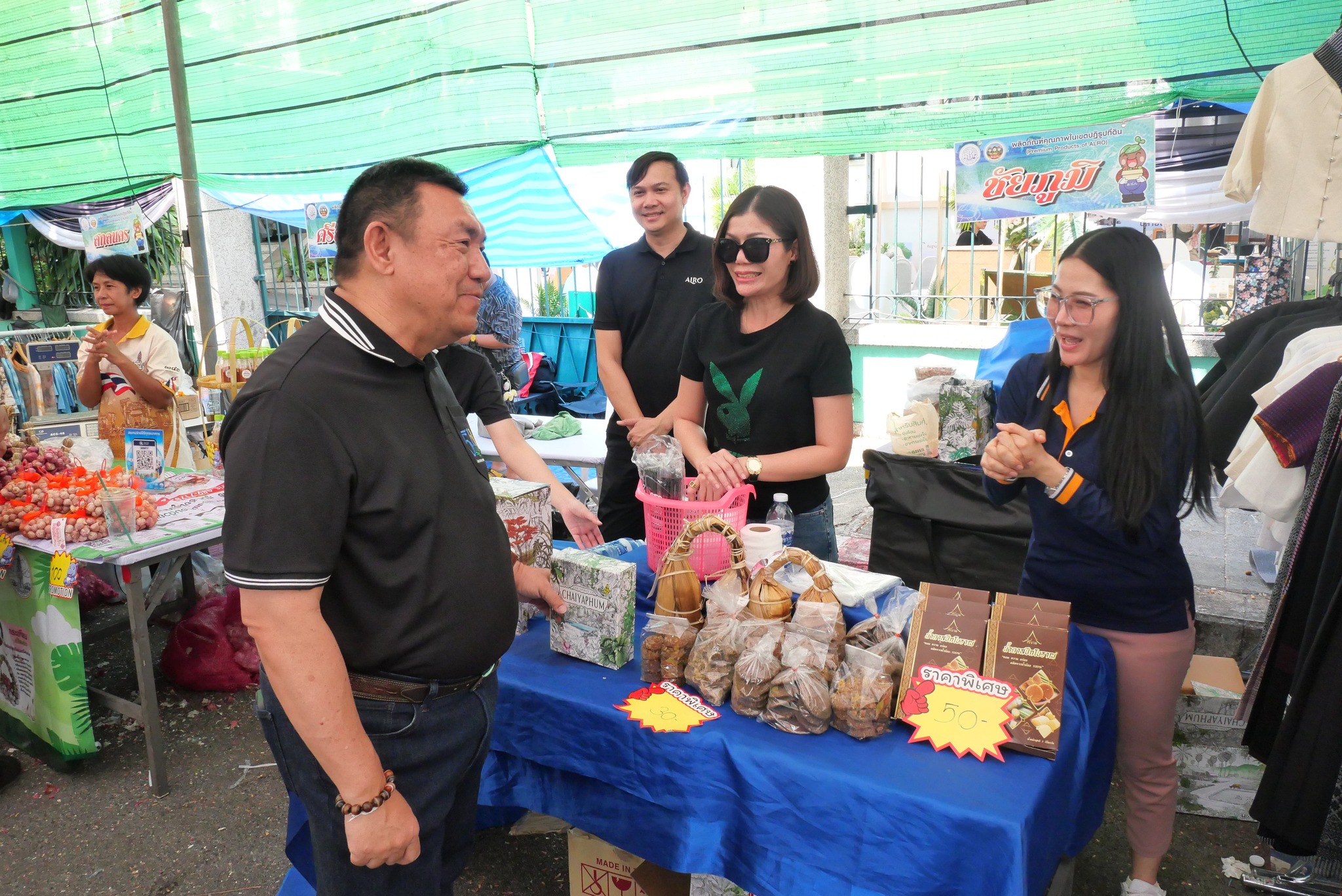 title - เลขาธิการ ส.ป.ก. เยี่ยมทักทายเกษตรกรและซื้อสินค้าในบรรยากาศวันสุดท้ายของการออกร้านขายสินค้า จากเขตปฏิรูปที่ดิน ส่งท้ายงานครบรอบ 51 ปี ส.ป.ก.